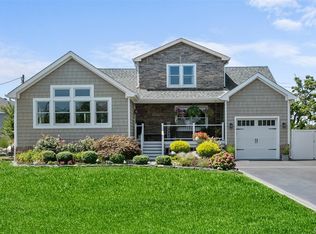 234 W Islip Rd, West Islip, NY 11795