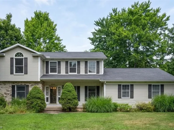 1127 Deepwood Dr, Macedonia, OH 44056