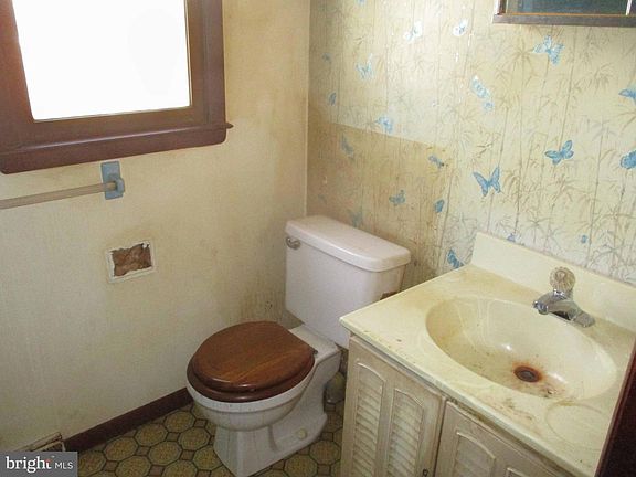 3rd image of 211 Greenwood St