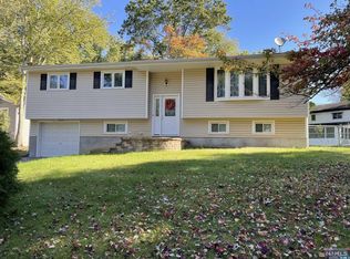 1 Windsor Rd, Montvale, NJ 07645