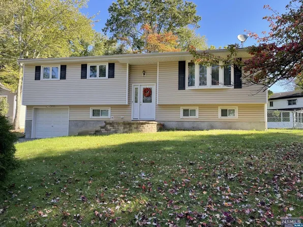 1 Windsor Rd, Montvale, NJ 07645