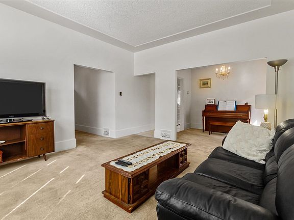 4th image of 2461 Dundas St