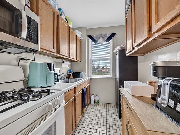5th image of 328 Sawyer St