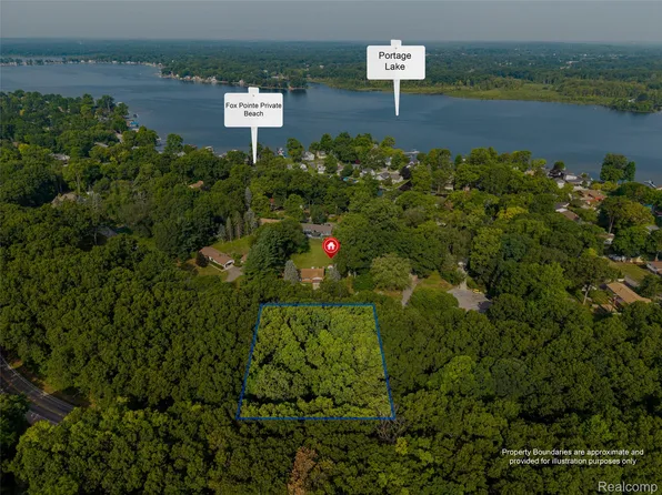 5 Lombardy Ct, Pinckney, MI 48169