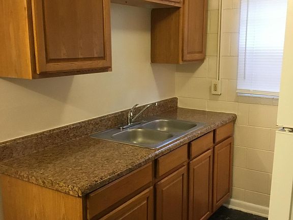 4th image of 1716 Saxon St APT 2