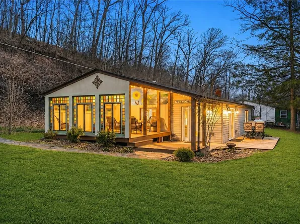 142 Twin Lakes Dr, Zelienople, PA 16063