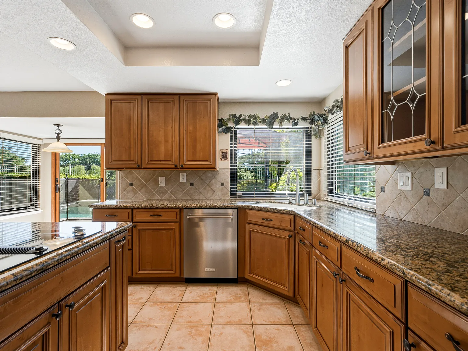 4 bed, 2337 sqft, $4,500 — Photo 4