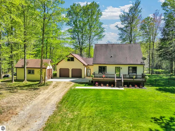 812 Brandon Dr, Cadillac, MI 49601