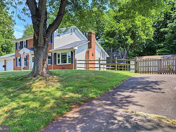 3rd image of 7185 Surry Ct