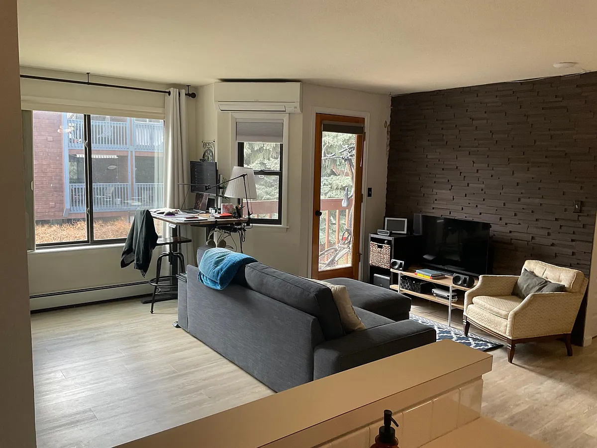 Living Area - 1319 Alpine Ave #24