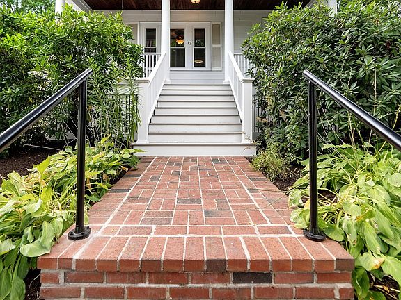 3rd image of 42 Brucewood St