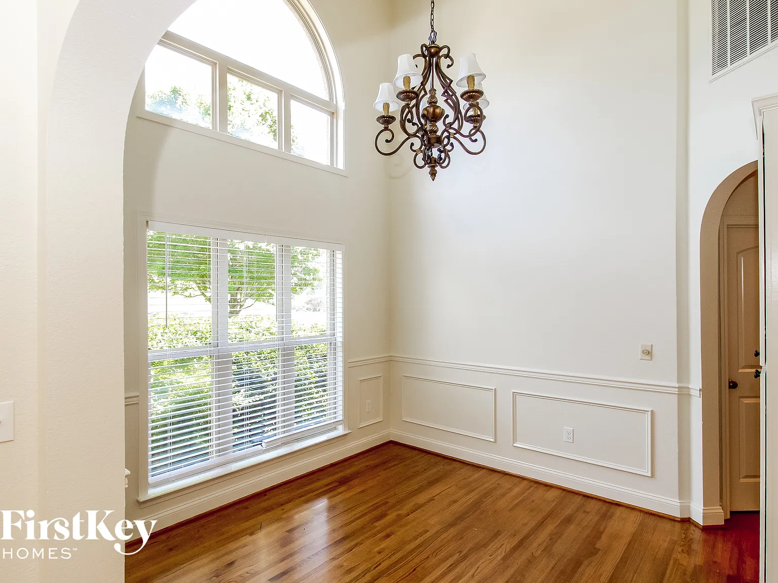 3 bed, 2.5 bath, 2340 sqft, $5,615 — Photo 4