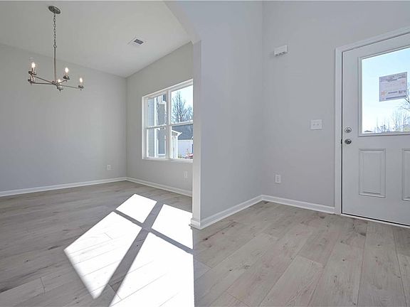 5th image of 487 Charleston Pl