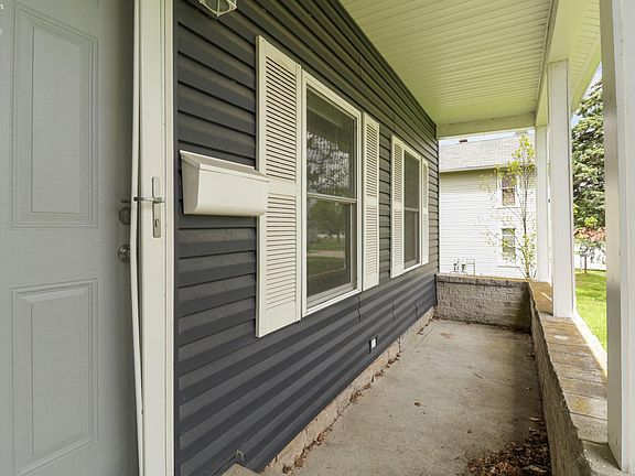 4th image of 226 Pleasant St