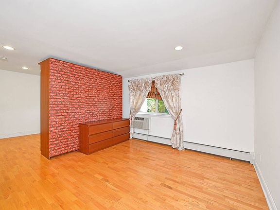 5th image of 9 Gadsen Pl APT 2D