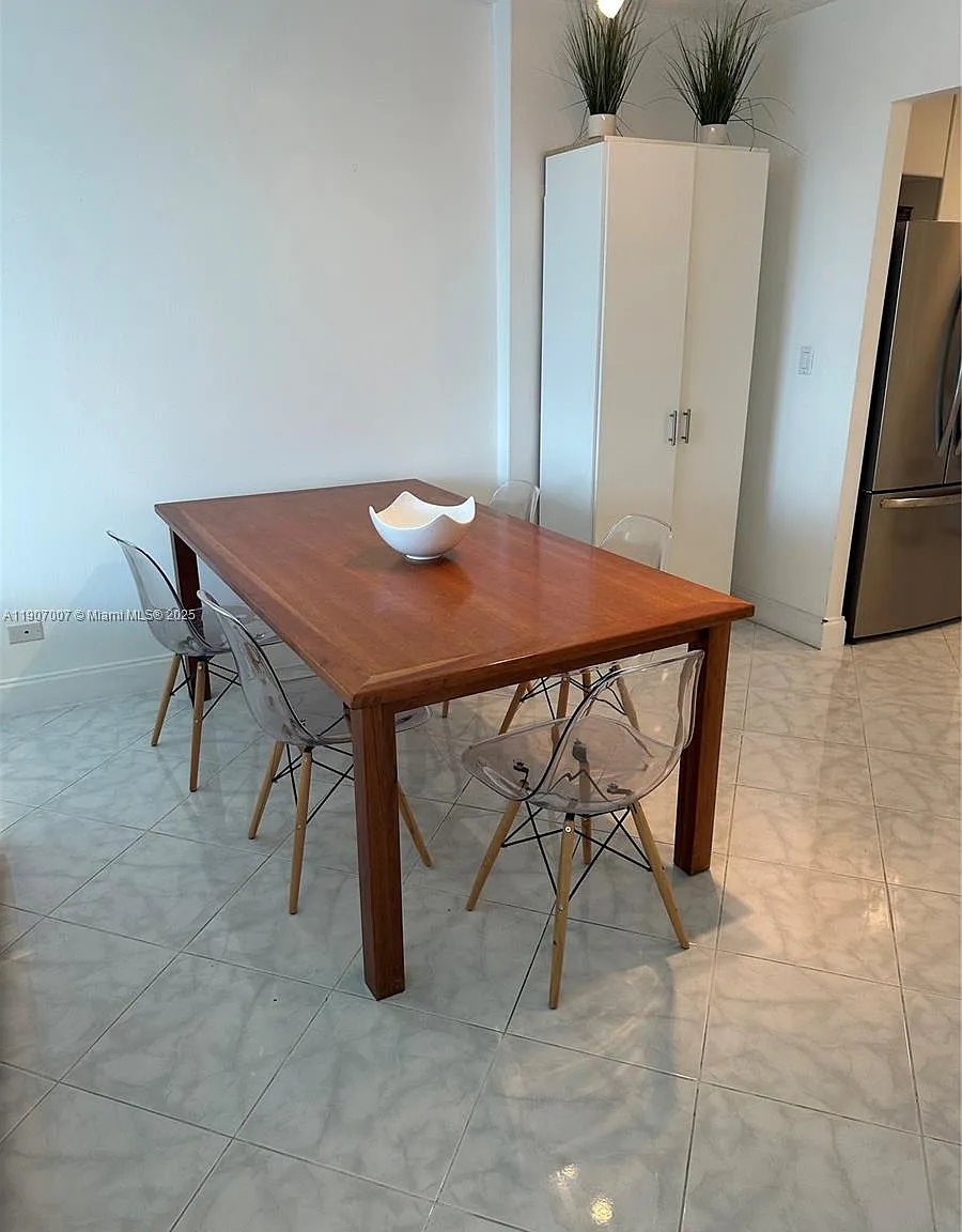 2 bed, 960 sqft, $6,000 — Photo 4