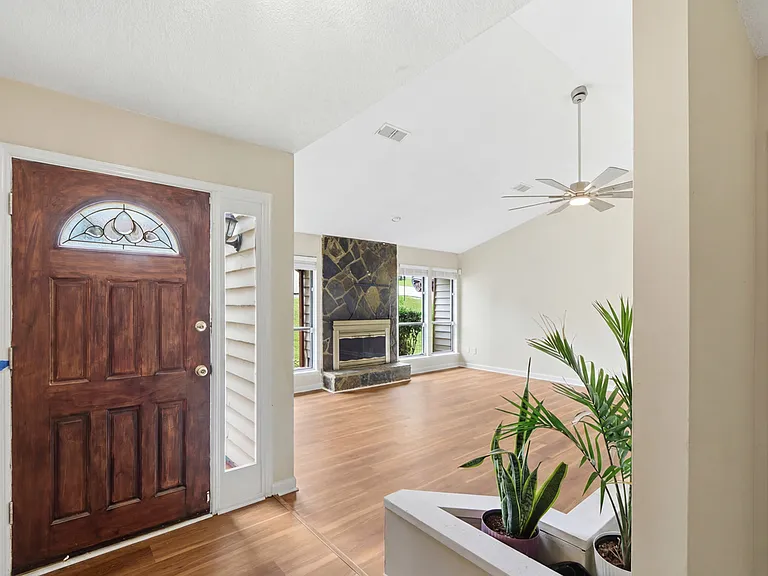 982 Chapman Cir — Photo 2