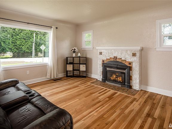 5th image of 7827 272nd St NW