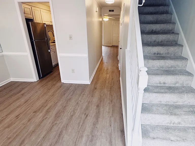582 Tenbee Ln — Photo 2