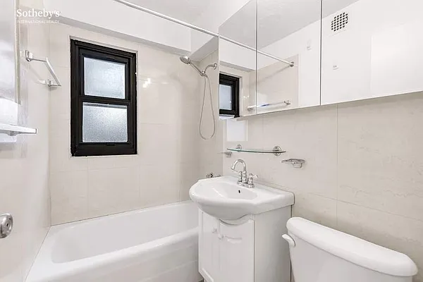 Sold by Sotheby's International Realty | media 6