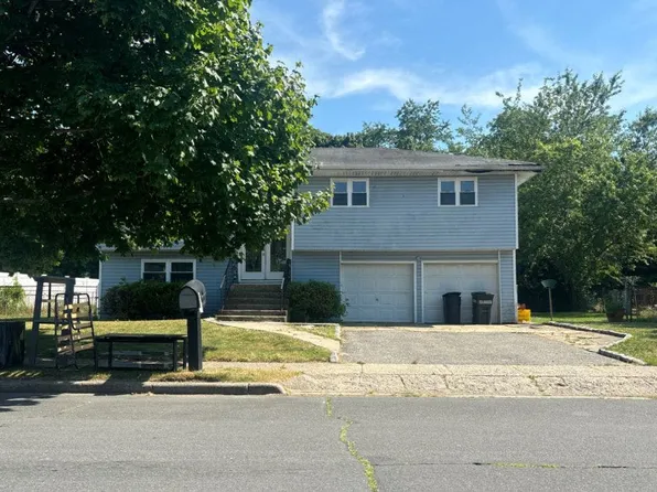 8 Russell Ct, Copiague, NY 11726