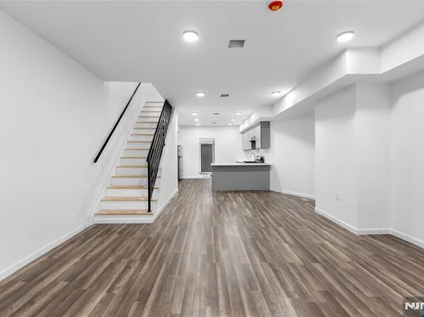 43 1/2 Cortland St, Newark, NJ 07105
