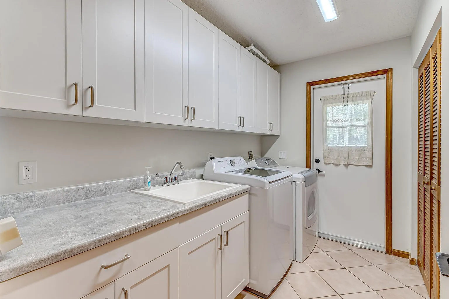 4 bed, 2.5 bath, 2580 sqft, $5,500 — Photo 2