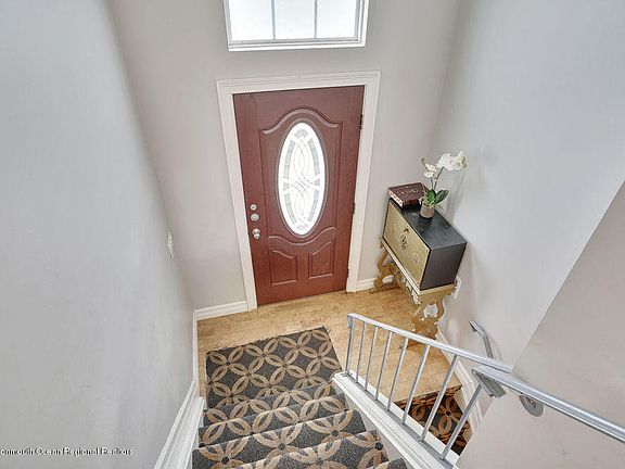 4th image of 140 Colonial Dr