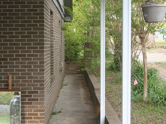Walk-way to rear of the hous