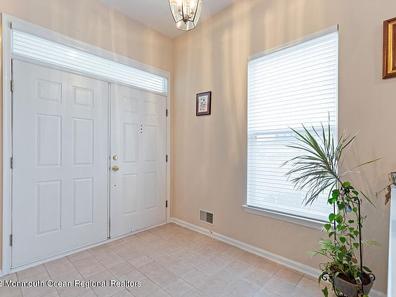 4th image of 7 Goldensprings Dr