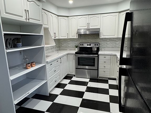 4th image of 13 Thompson Dr