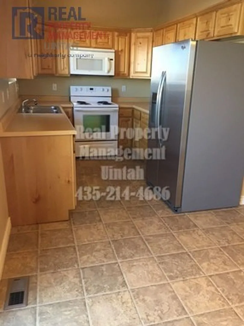 3 Bedroom 2.5 Bathrooms Town Home — Photo 4