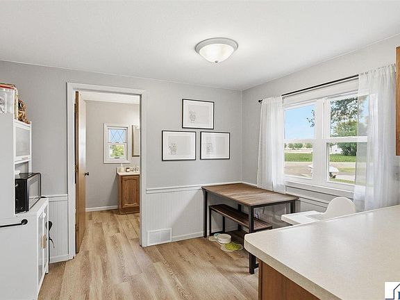 4th image of 301 6th Ave NE