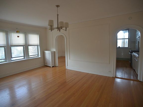 4th image of 6141 N Francisco Ave #3N