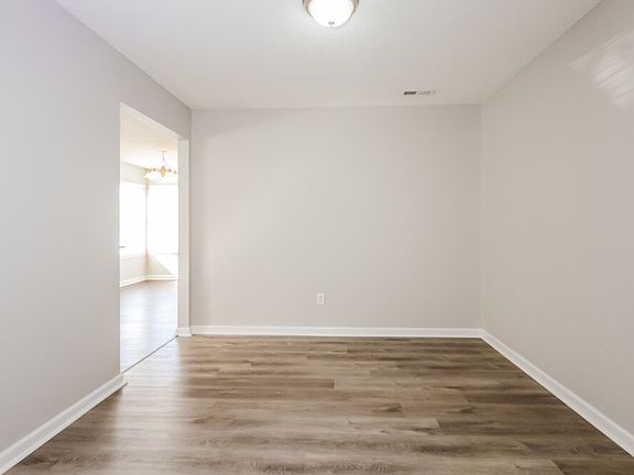 5th image of 9674 Thomas Ln