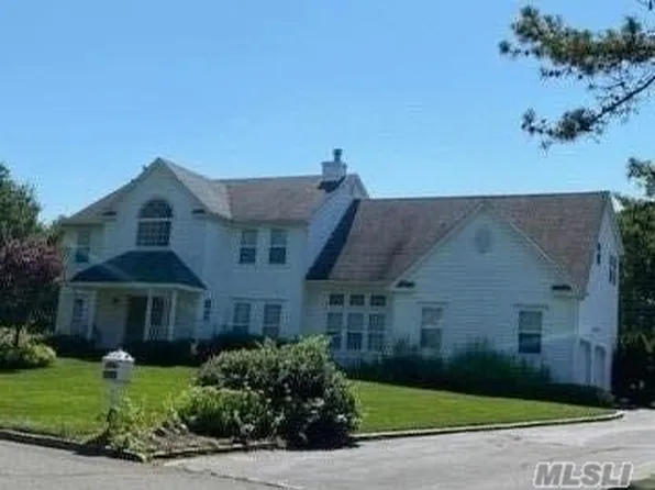 5 Homecoming Pl, East Setauket, NY 11733