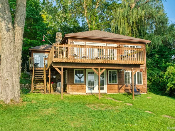 6304 Appleton Dr, Brighton, MI 48116