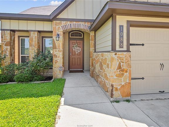 3rd image of 1088 Venice Dr
