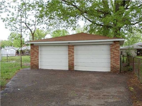3rd image of 4919 Oak Park Dr