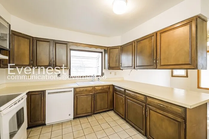 4 bed, 2.5 bath, 3150 sqft, $3,947 — Photo 4