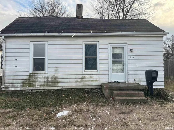 219 5th St, Lincoln, IL 62656