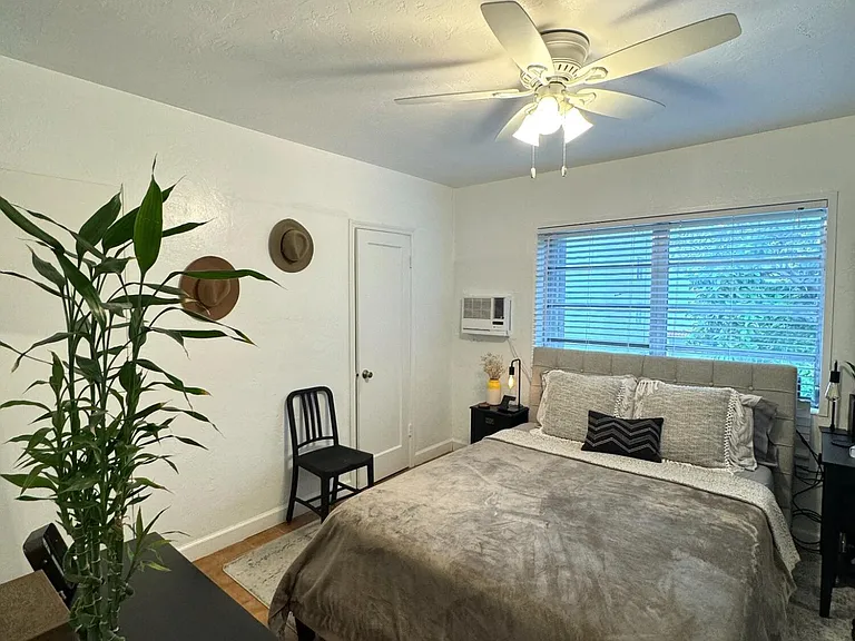 661 SW 11th St #23W — Photo 6