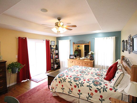 3rd image of 2065 W Buena Vista St