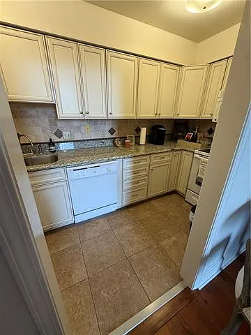 910 Chartres St #3B — Photo 10
