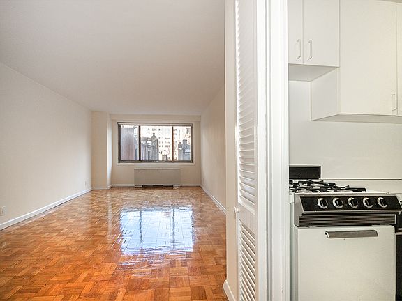 4th image of 1652 1st Ave #5L