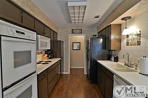 3rd image of 3701 Village Glen Trl