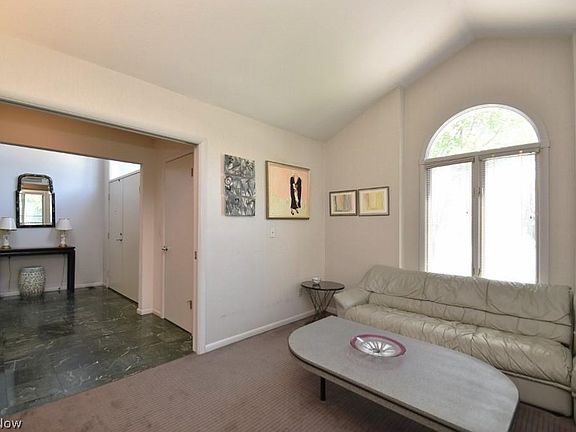 5th image of 12 Stratford Ct