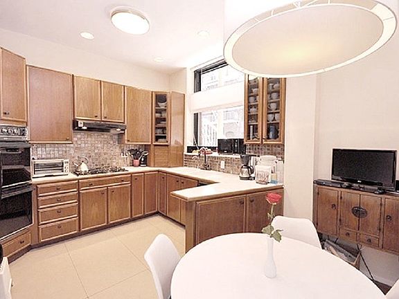 5th image of 250 Mercer St APT A303