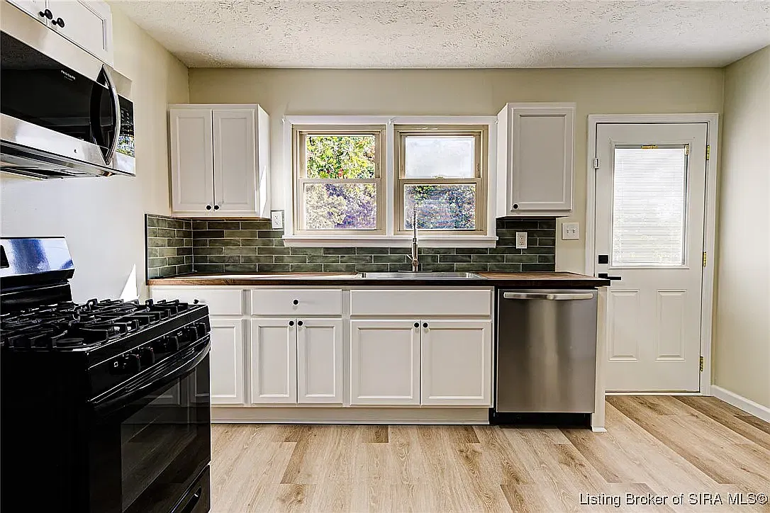 3 bed, 988 sqft, $1,450 — Photo 1