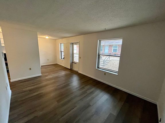 2nd image of 1005 E Grand Ave #1005G21